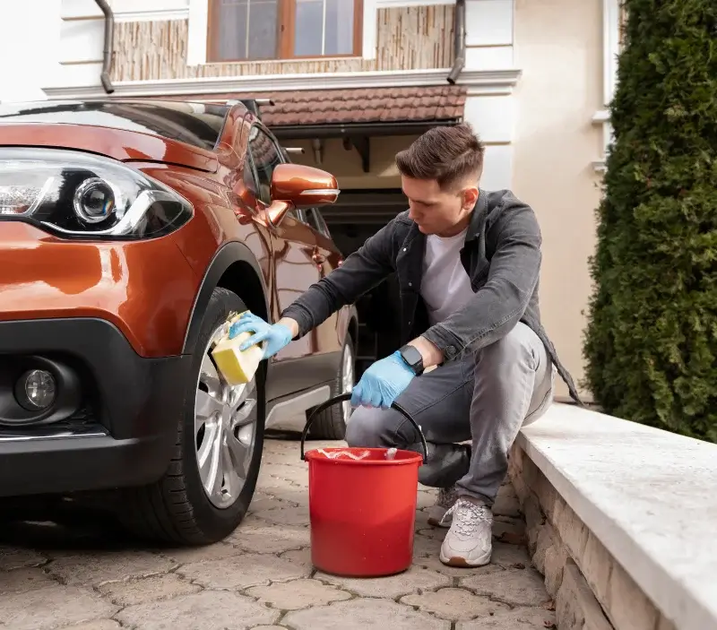 Lavage auto à domicile Coëx : professionnel intervenant sur un véhicule